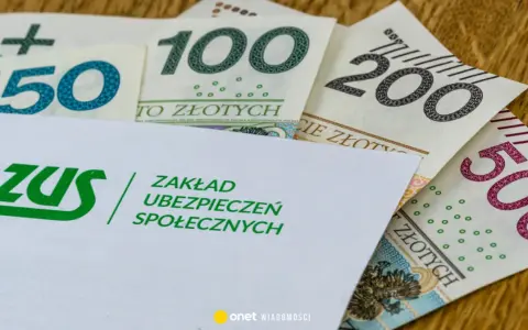 Koperta ZUS z napisem "Zakład Ubezpieczeń Społecznych" na tle polskich banknotów 50, 100, 200 i 500 zł. Symbolizuje świadczenie kompensacyjne.