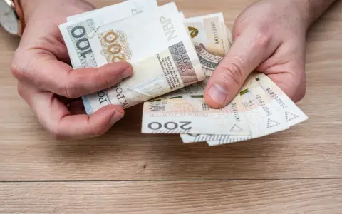 Ręce liczą banknoty 100 i 200 zł. To na pewno wystarczy na wczasy pod gruszą i jeszcze zostanie!