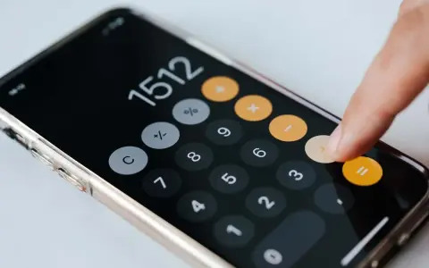 Palec naciska przycisk na kalkulatorze w telefonie. Czy 120 tys. brutto to drugi próg podatkowy?
