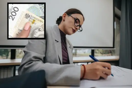 Dyrektor szkoły analizuje dokumenty, zastanawiając się, ile zarabia dyrektor szkoły. W tle widać banknot 200 zł.