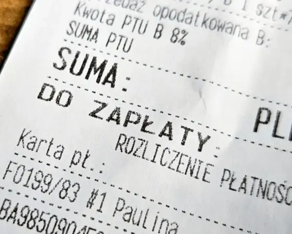 Paragon z NIP: suma do zapłaty PLN. Widoczna kwota PTU B 8%, suma PTU, rozliczenie płatności kartą.