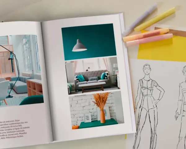 Otwarta księga z inspiracjami: projekt wnętrz i szkice modowe. To moje portfolio.