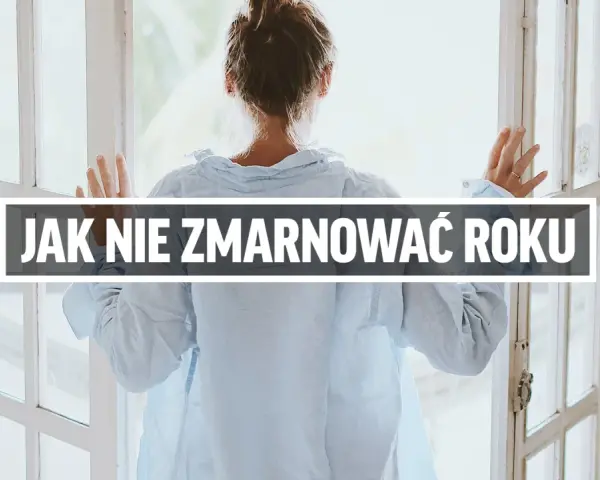 Kobieta patrzy przez okno, zastanawiając się, jak najlepiej wykorzystać swój rok przerwy.