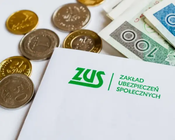 ZUS i pieniądze: monety i banknoty. Zastanawiasz się, ile można dorobić do emerytury?