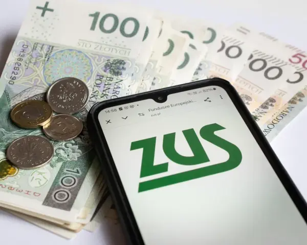 Pieniądze i smartfon z logo ZUS. Sprawdź, do kiedy ZUS dla firmy jednoosobowej.