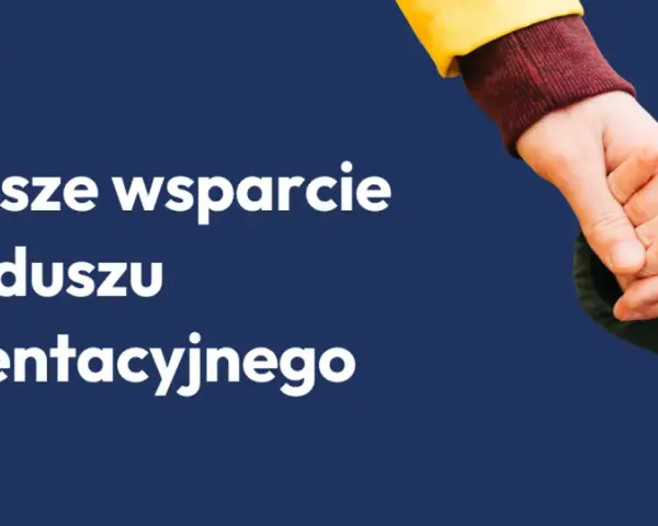 Większe wsparcie z funduszu alimentacyjnego. Dłoń dorosłego trzyma dłoń dziecka, symbolizując pomoc i bezpieczeństwo.