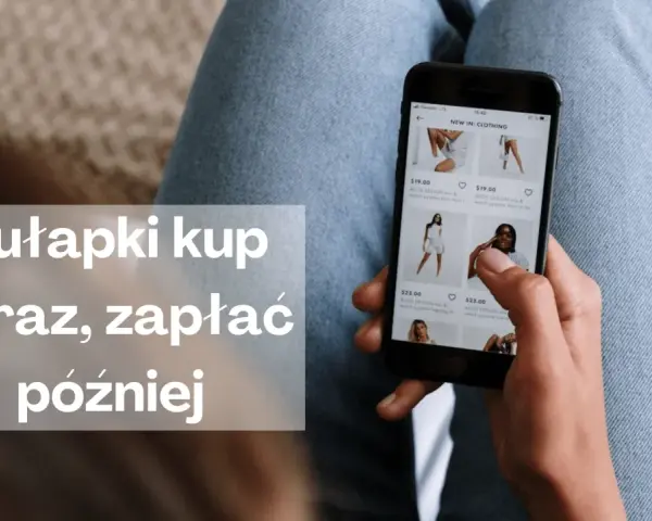 Kasa zapomogowo pożyczkowa: kup teraz, zapłać później. Kobieta przegląda ubrania w aplikacji mobilnej.