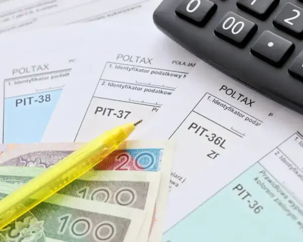 Formularze PIT-37, PIT-38, PIT-36L, PIT-36, polskie banknoty i kalkulator. Czas rozliczyć podatki!