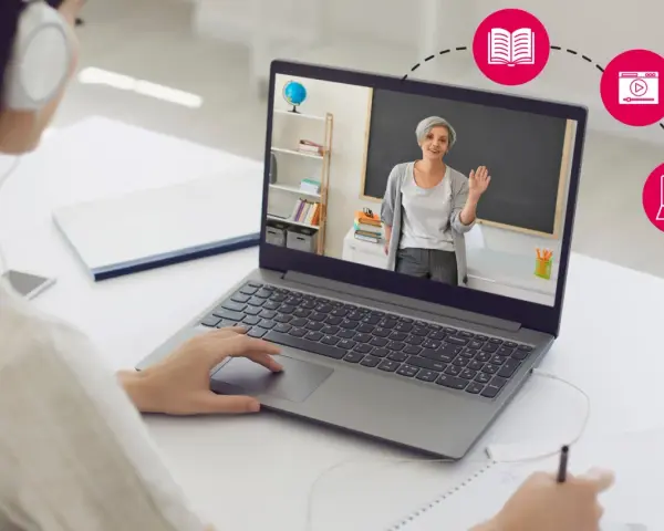 Dziewczyna w słuchawkach uczy się zdalnie na laptopie, gdzie nauczycielka prowadzi lekcję.