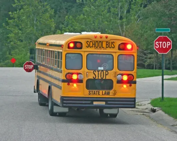 Autobus szkolny: Gdzie zatrzymać i jak reagować na znak STOP?