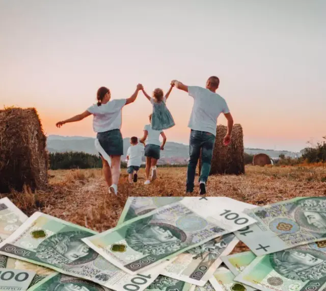 Rodzina biegnie przez pole ku zachodzącemu słońcu, a pod stopami leżą banknoty 100 zł. Kiedy złożyć wniosek o 800 plus?