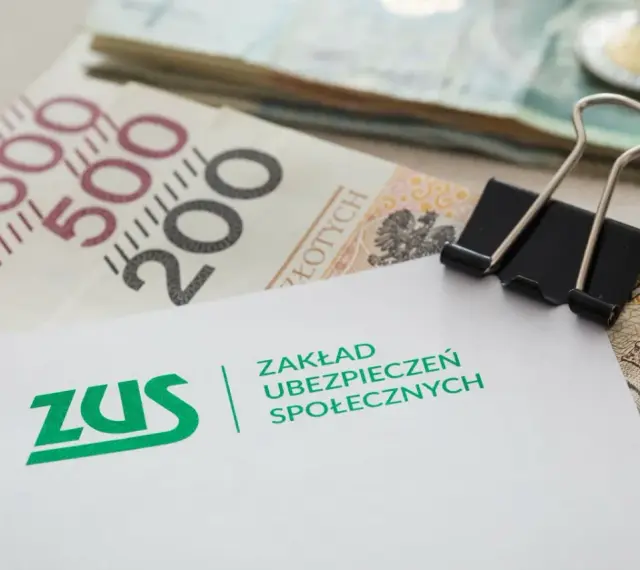ZUS i pieniądze. Ile trzeba być na zwolnieniu, by dostać odszkodowanie z ZUS? Sprawdź zasady.