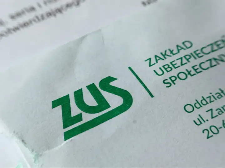 Zielony napis ZUS na białym papierze. Dokument dotyczy składki ZUS 2026, planowania finansowego i przyszłości ubezpieczeniowej.