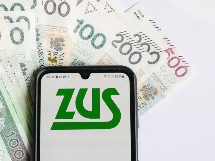 Telefon z logo ZUS na tle polskich banknotów. Czy to już czas na emeryturę?