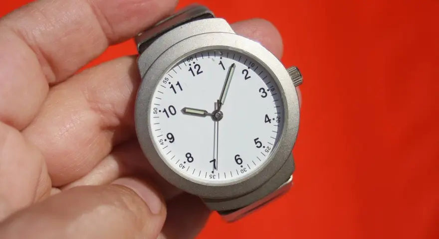 Zegarek pokazuje 9:50. Ile to godzin przy 7/8 etatu? To 35 godzin tygodniowo.