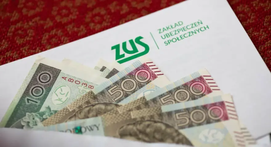 Koperta ZUS z banknotami 100 i 500 zł. Zapewnia spokój ducha dzięki ubezpieczeniu wypadkowemu.