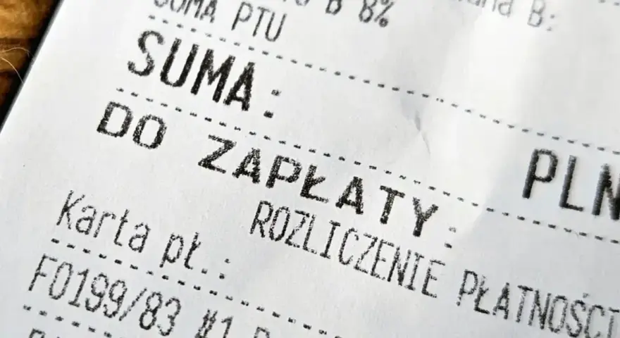 Paragon z NIP: suma do zapłaty PLN. Widoczna kwota PTU B 8%, suma PTU, rozliczenie płatności kartą.