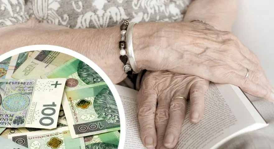Dłonie starszej osoby na książce, obok stos banknotów. Symbolizują zasłużone emerytury dla nauczycieli i spokojny czas po latach pracy.