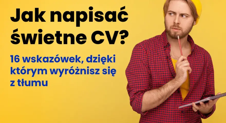 Młody mężczyzna z ołówkiem zastanawia się nad swoim życiorysem. Tekst podpowiada, jak napisać świetne CV, by wyróżnić się z tłumu.