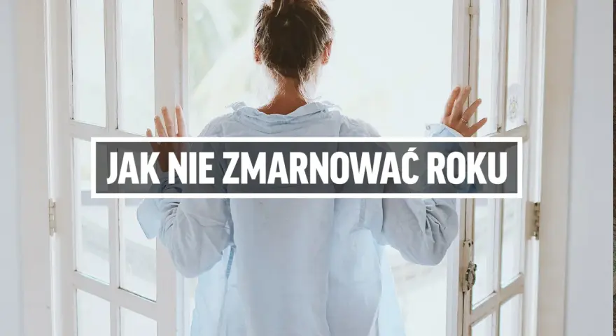 Kobieta patrzy przez okno, zastanawiając się, jak najlepiej wykorzystać swój rok przerwy.