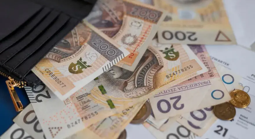 Portfel z polskimi banknotami 200 i 20 zł. Czy to już przekroczenie pierwszego progu podatkowego?