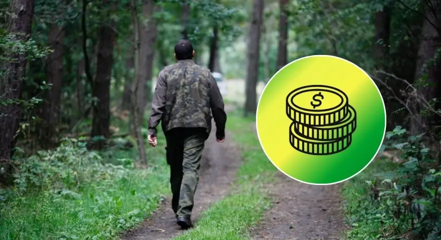 Leśniczy idzie przez las, zastanawiając się, ile zarabia leśniczy. Obok ikona monet.