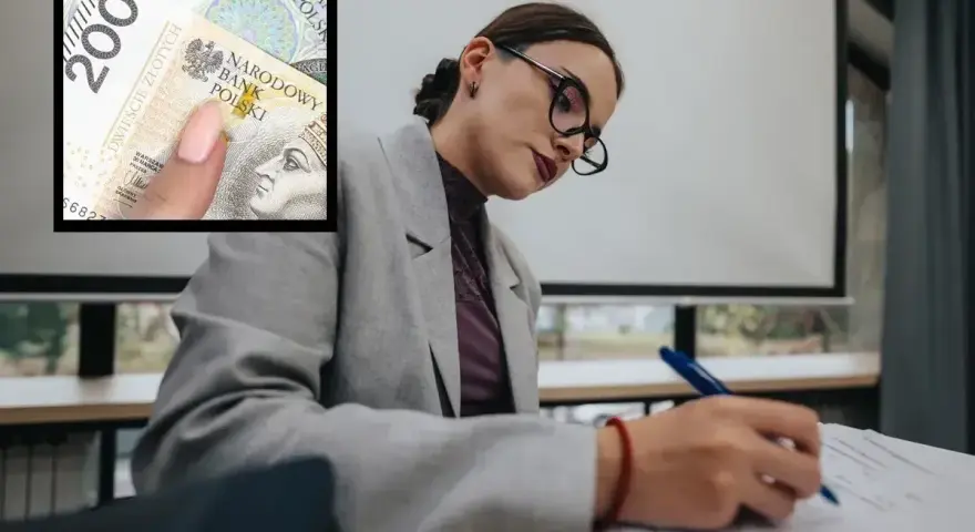 Dyrektor szkoły analizuje dokumenty, zastanawiając się, ile zarabia dyrektor szkoły. W tle widać banknot 200 zł.