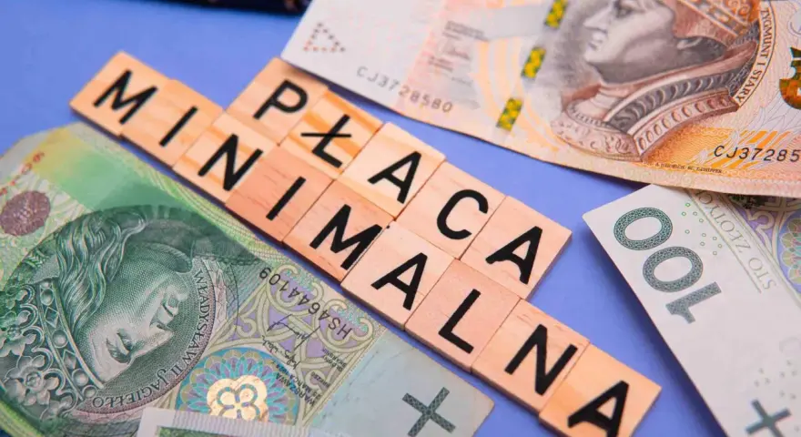 Płaca minimalna brutto na tle polskich banknotów.