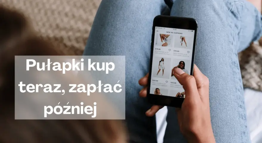 Kasa zapomogowo pożyczkowa: kup teraz, zapłać później. Kobieta przegląda ubrania w aplikacji mobilnej.
