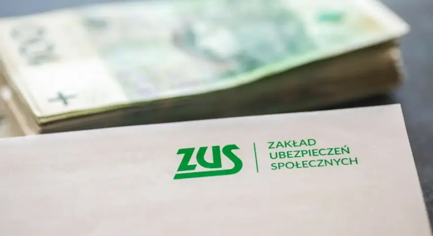 ZUS i stos banknotów. Pytanie o to, w jakim wieku renta na stałe, jest kluczowe dla przyszłości finansowej.