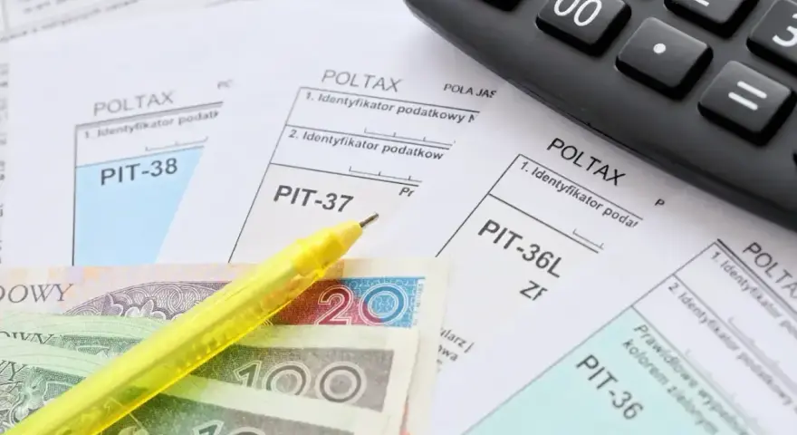 Formularze PIT-37, PIT-38, PIT-36L, PIT-36, polskie banknoty i kalkulator. Czas rozliczyć podatki!
