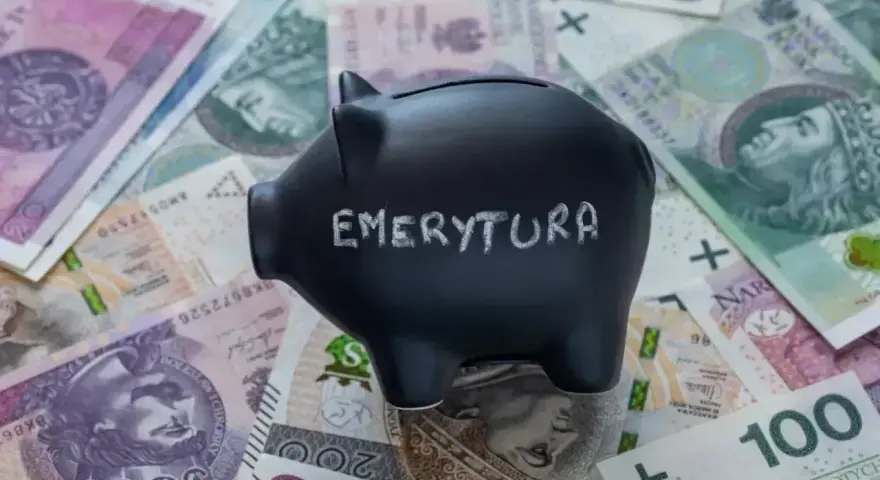 Czarna skarbonka z napisem "EMERYTURA" na tle polskich banknotów. Zastanawiasz się, jaka emerytura przy zarobkach 7000 brutto?
