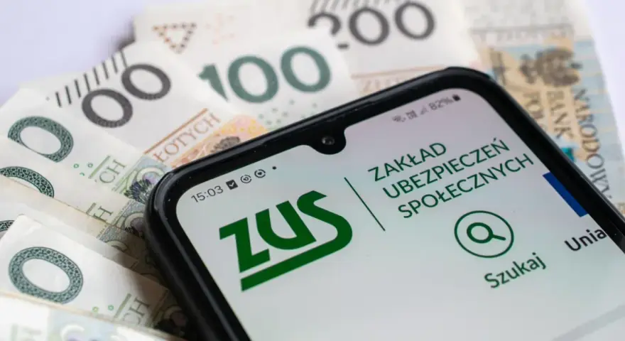 ZUS na smartfonie obok polskich banknotów. Planowanie przeliczenia emerytury staje się prostsze dzięki cyfrowym narzędziom.