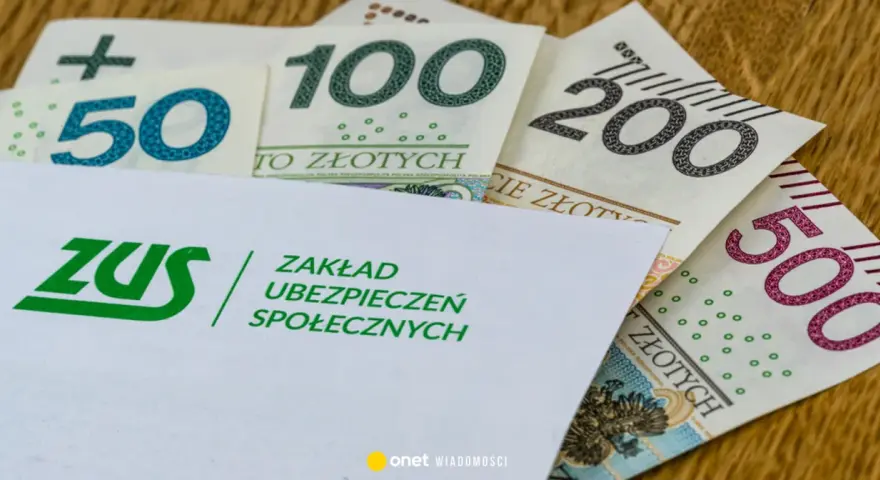 Koperta ZUS z napisem "Zakład Ubezpieczeń Społecznych" na tle polskich banknotów 50, 100, 200 i 500 zł. Symbolizuje świadczenie kompensacyjne.