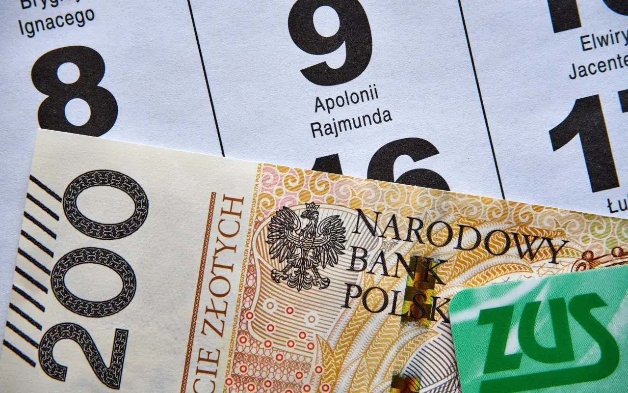 200 zł i zielona karta ZUS na tle kalendarza. Czekamy na przelewy, kiedy ZUS robi przelewy, nadzieja rośnie.