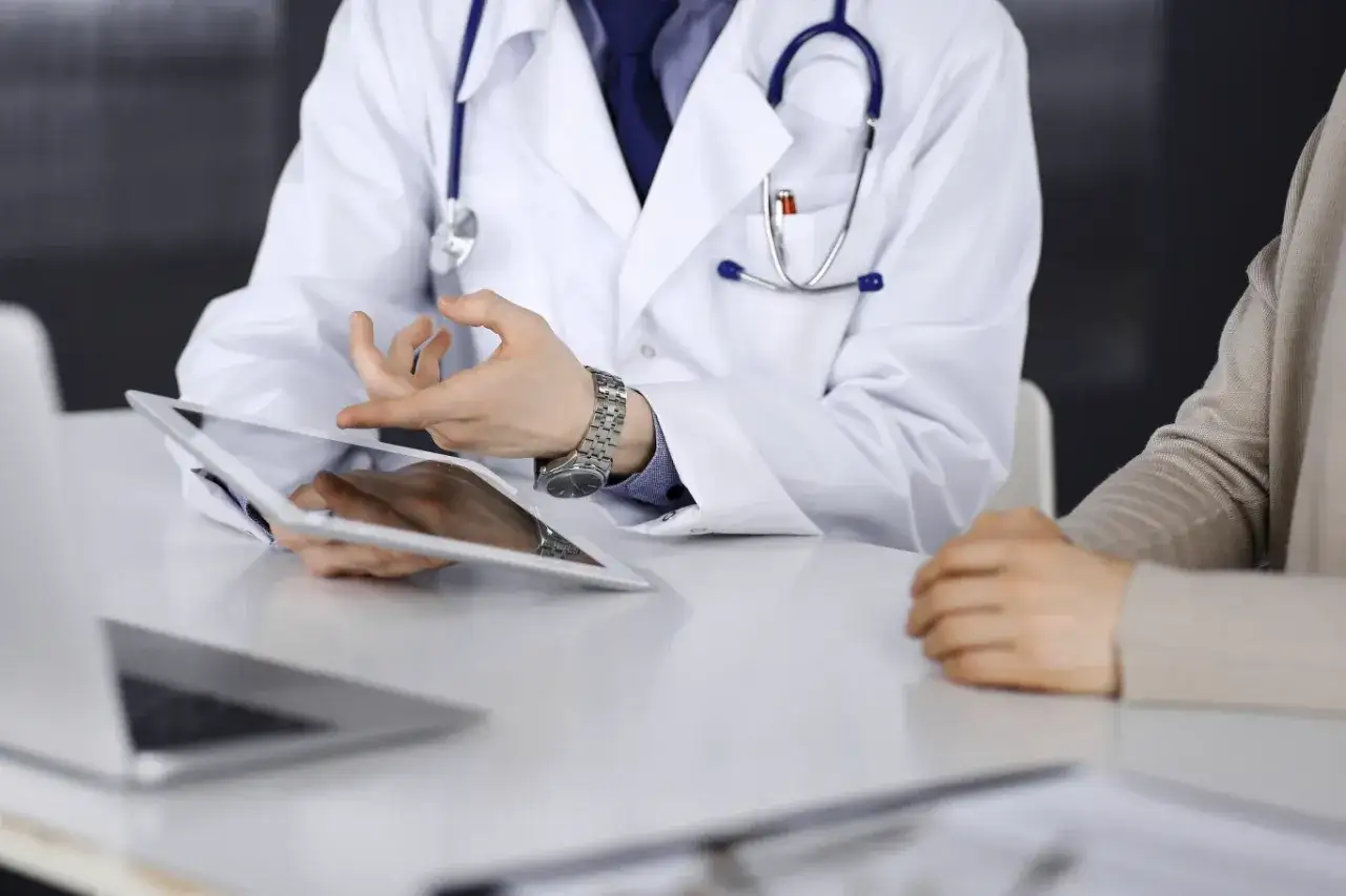 Lekarz omawia z pacjentem zwolnienie od psychiatry, dyskusja na forum o kontroli ZUS.