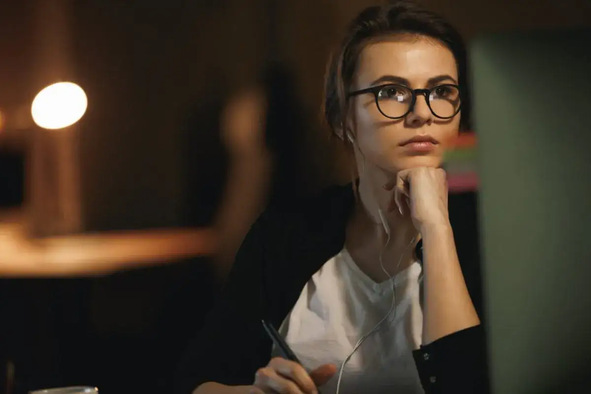 Osoba skupiona na pracy przy komputerze