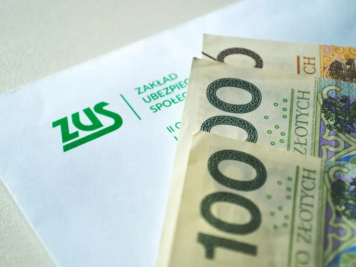 ZUS i banknoty 100 zł. Zastanawiasz się, ile wynosi świadczenie przedemerytalne na rękę?