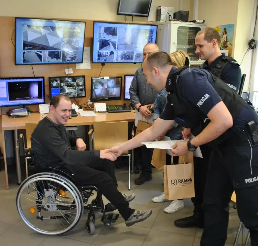 policjant pomaga ludziom, policja misja społeczna