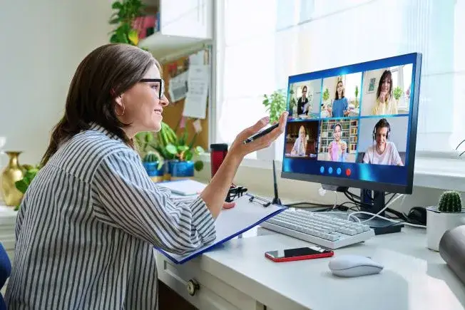 Nowoczesna klasa zdalna, uczeń przy komputerze, nauczyciel online