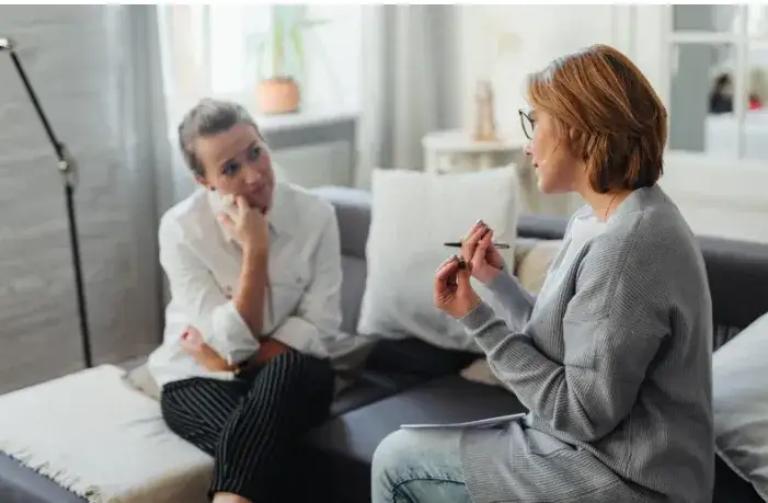 osoba rozmawiająca z psychologiem