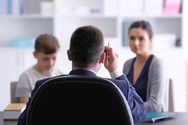Rodzic rozmawiający z pedagogiem w przedszkolu