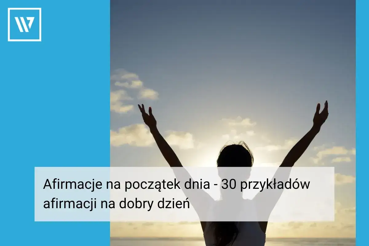 Kobieta z rękami w górze wita nowy dzień. To inspiracja do porannego rytuału z afirmacją.