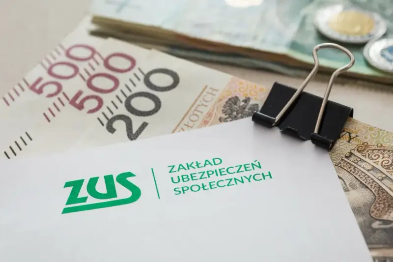 ZUS i pieniądze. Ile trzeba być na zwolnieniu, by dostać odszkodowanie z ZUS? Sprawdź zasady.